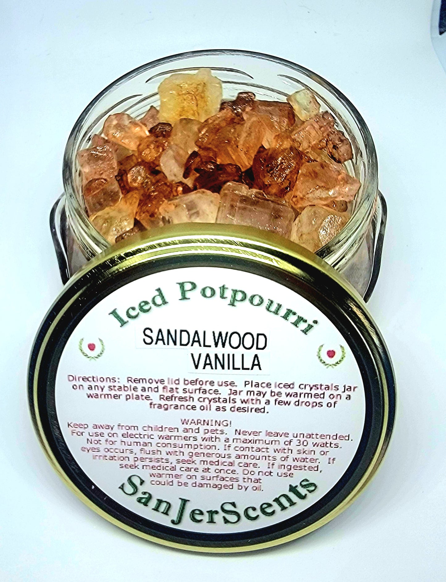 Brown, amber, tan large rock salt cystal potpourri in Sandalwood Vanilla fragrance.  In clear glass tureen jar with gold lid. 